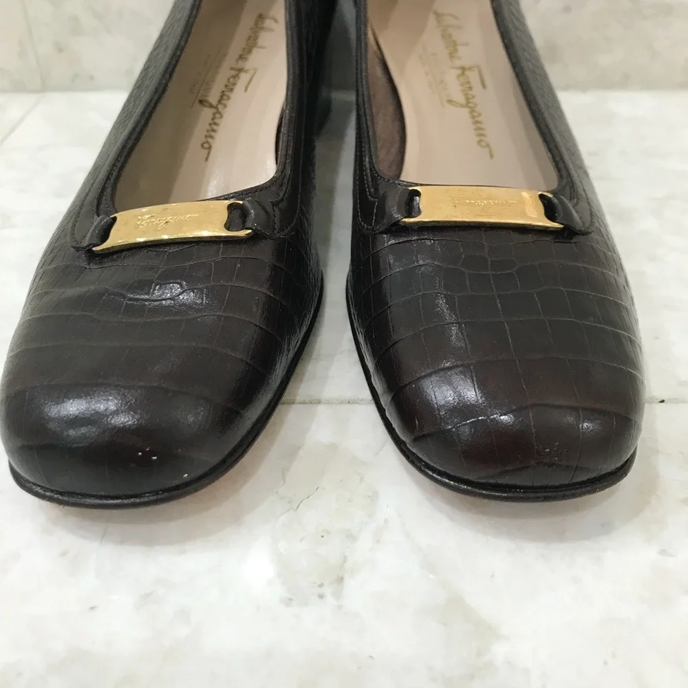SALVATORE FERRAGAMO {8A2} Brown Embossed Leather Pumps - Picture 15 of 15